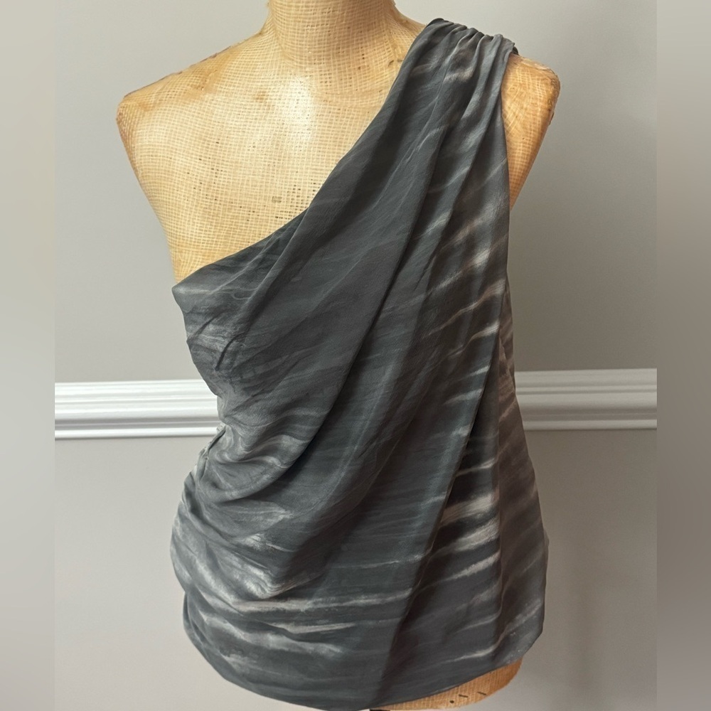 Alice‎ Olivia one shoulder top M
